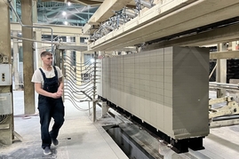 Оператор у линии резки газобетона